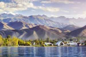 Blick auf die faszinierende Berglandschaft am Issyk Kul See, Kirgistan